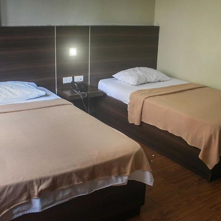 Oyo 1011 First Hotel Manila Exteriör bild