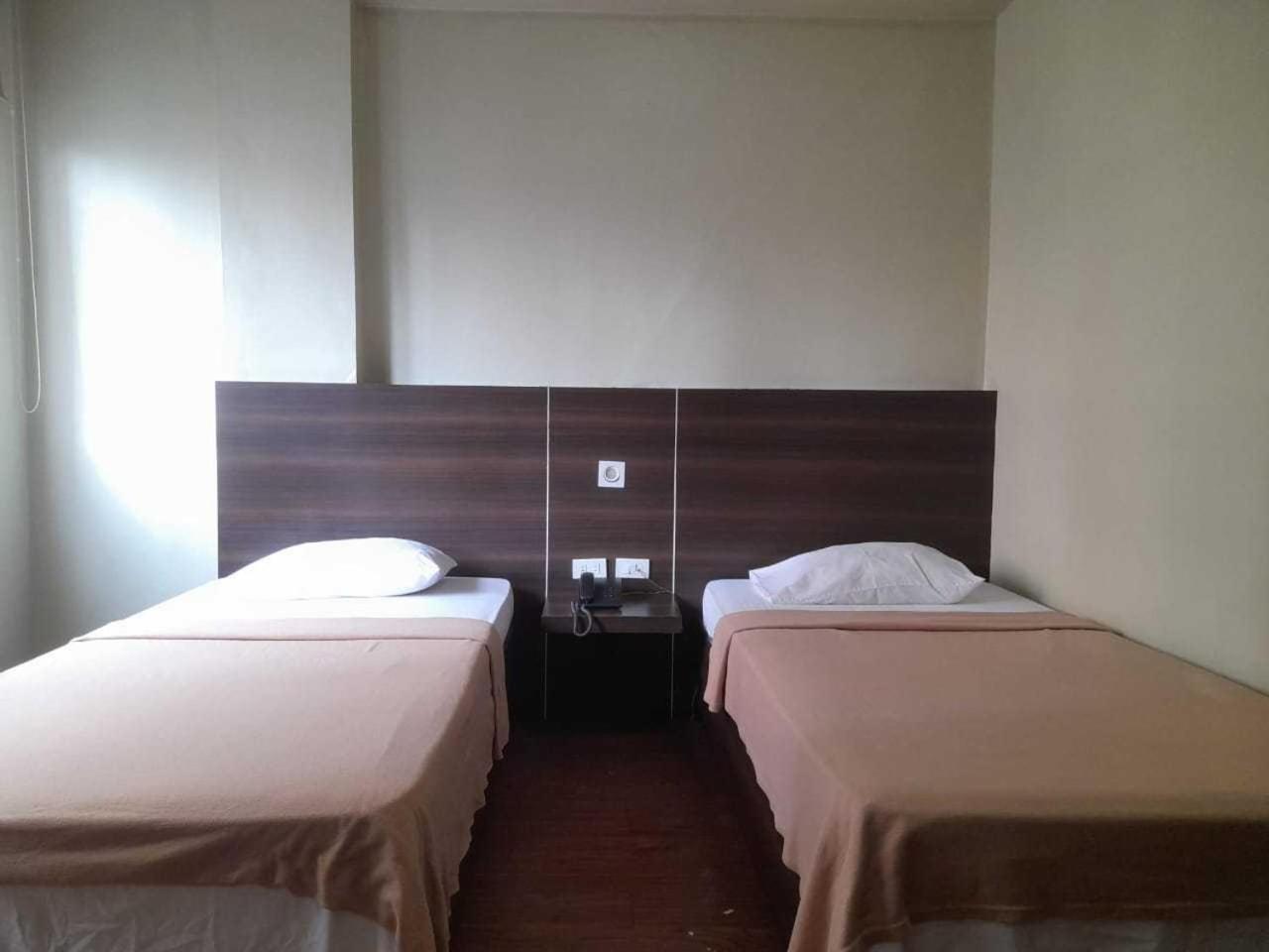 Oyo 1011 First Hotel Manila Exteriör bild